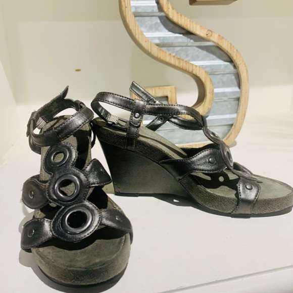 AEROSOLES Metallic Wedges/ Sandals - Picture 2 of 5